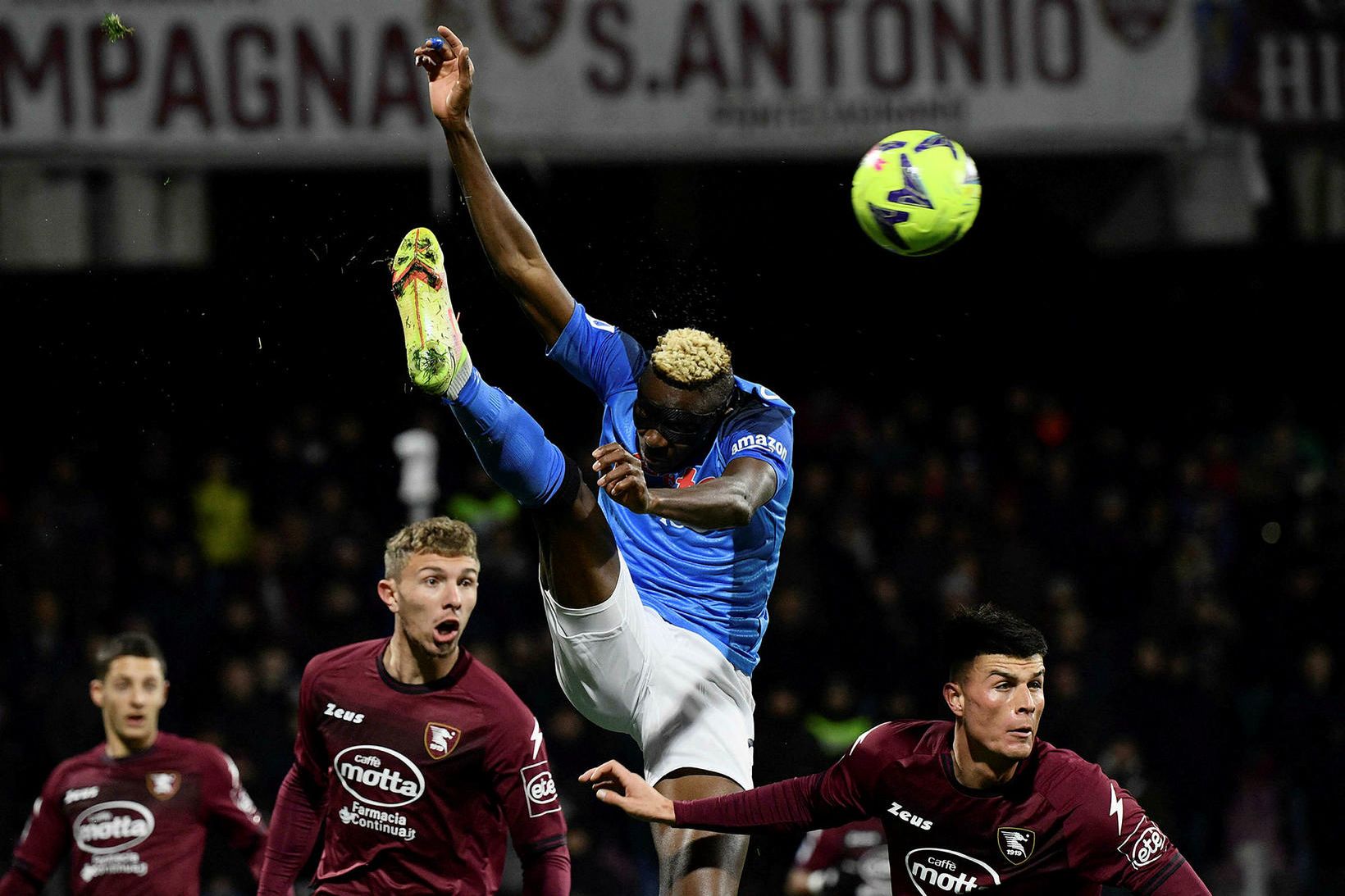 Framherjinn Victor Osimhen í baráttunni við varnarmenn Salernitana.