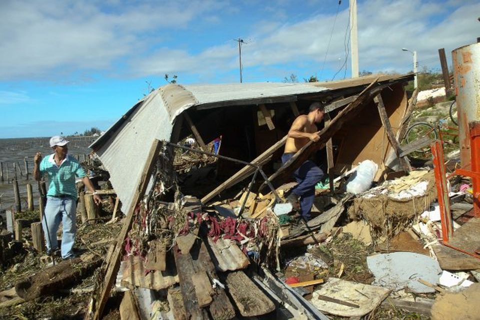 Sandy olli töluverðum usla á Karíbahafi. Alls liggja 60 í valnum og hér sést hús …