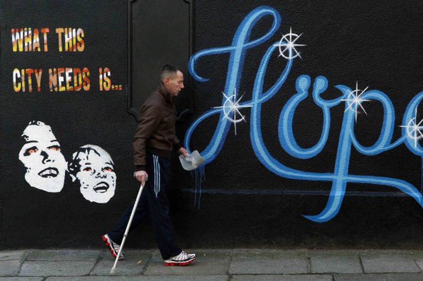 Vegfarandi í Dublin gengur hjá graffíti. Vonir eru bundnar við …