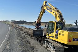 Framkvæmdir við göngu- og hjólreiðarstíg umhverfis Mývatn á blíðviðrisdegi í maí.