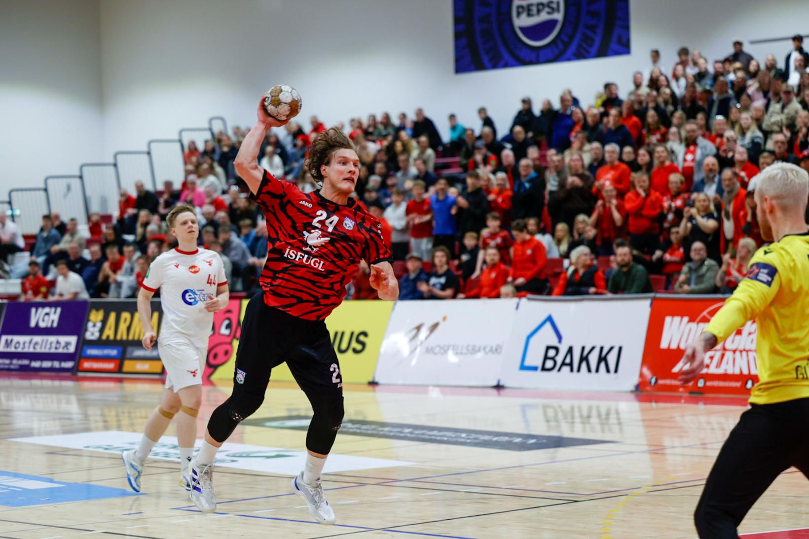 Blær Hinriksson skýtur að marki og Björgvin Páll Gústavsson býr …