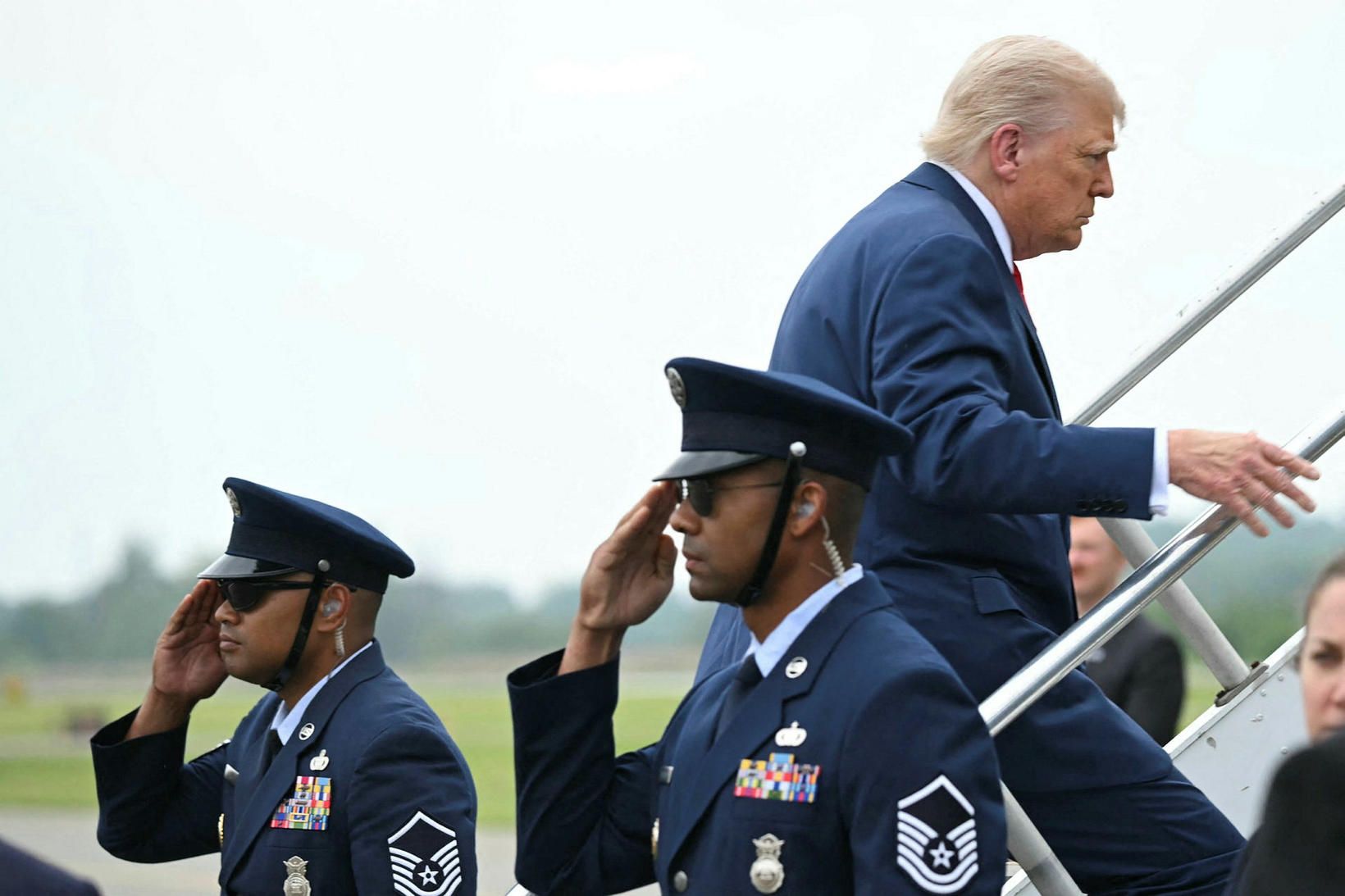 Donald Trump Bandaríkjaforseti fer um borð í forsetaþotuna Air Force …