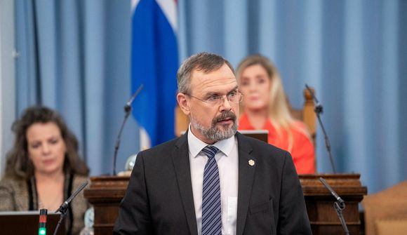 Reyna að virða hagsmuni þjóðarinnar í sölunni