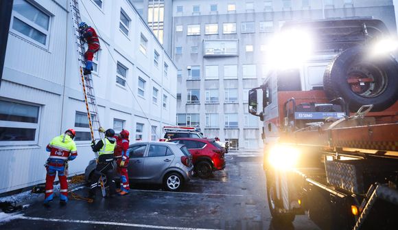 Björgunarsveit hugar að gámahúsi Landspítala