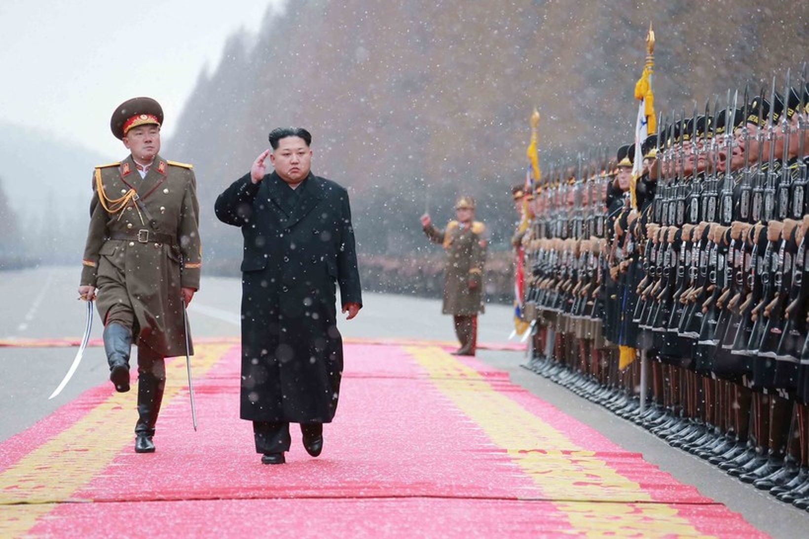 Leiðtogi Norður Kóreu, Kim Jong-Un, heilsar hermönnum í Pyongyang. Mynd …