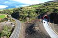 Vaðlaheiðargögn Hér skiljast leiðir sem liggja í vestur. Vinstra megin liggur leiðin um Víkurskarð. Hægra megin má sjá munna ganganna.
