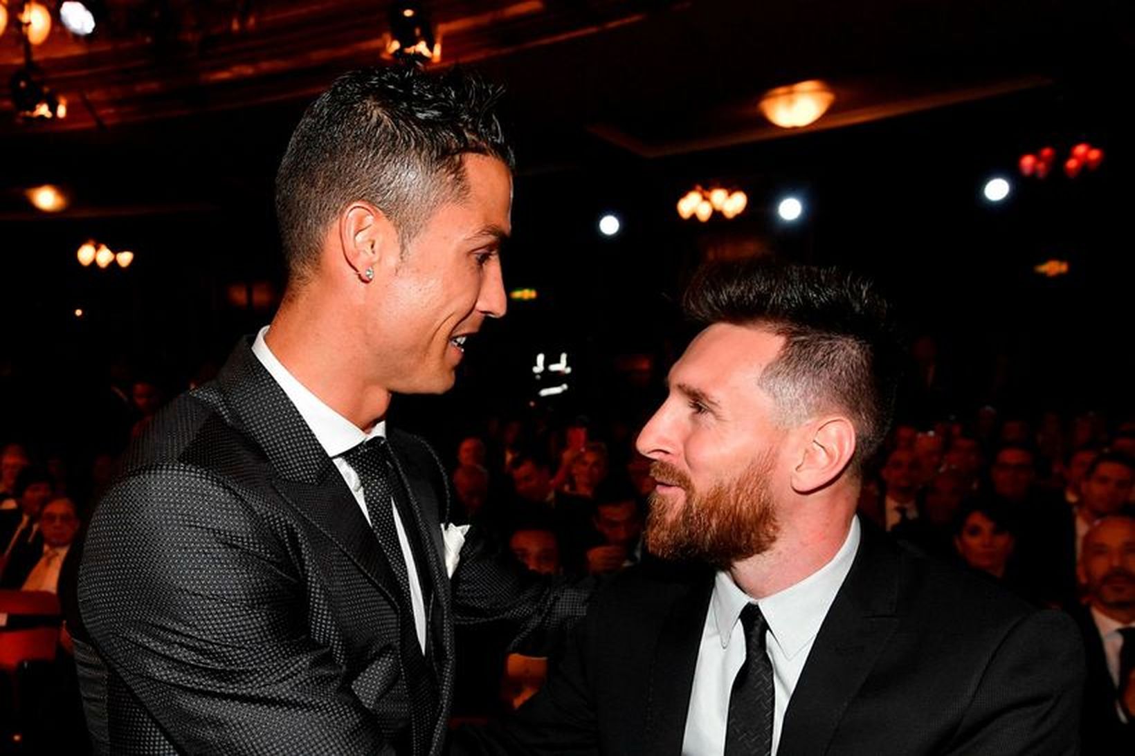 Ronaldo og Messi ræða saman á verðlaunahátíðinni í Lundúnum í …