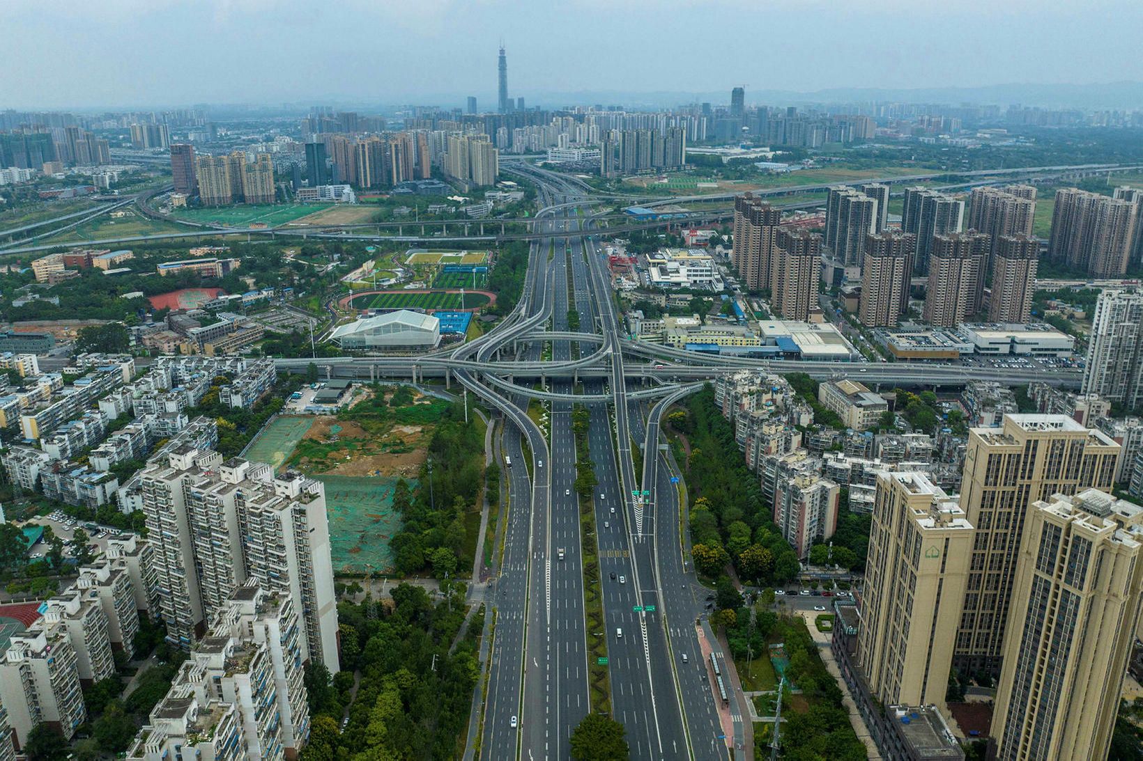 Myndin sýnir nánast auðar götur í Chengdu-borg í Kína í …