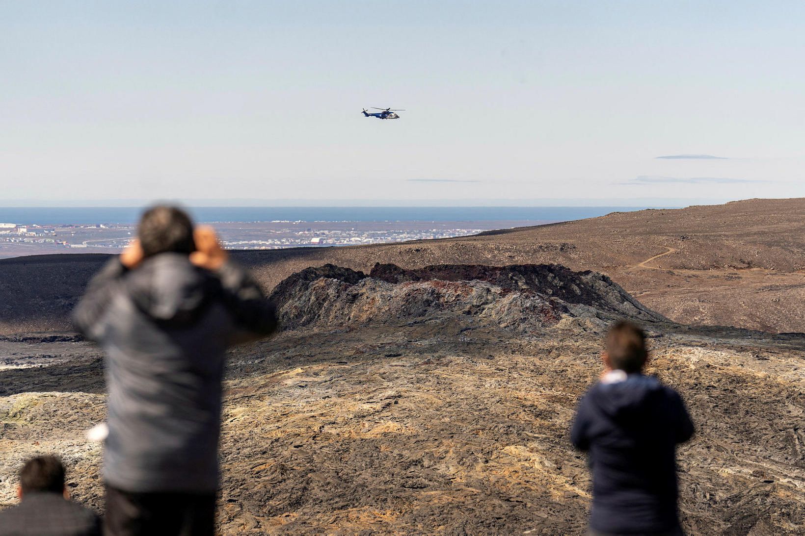 Talið er að kvika safnist fyrir á um sextán kílómetra …