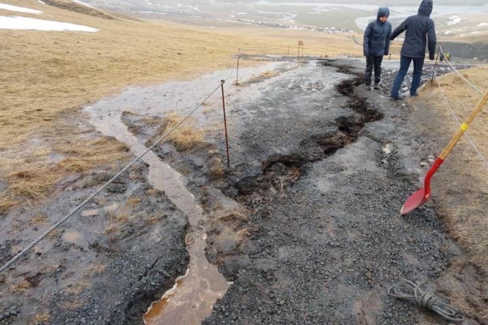 Fjaðrárgljúfur í Skaftárhreppi er lokað tímabundið vegna mikillar bleytu á …