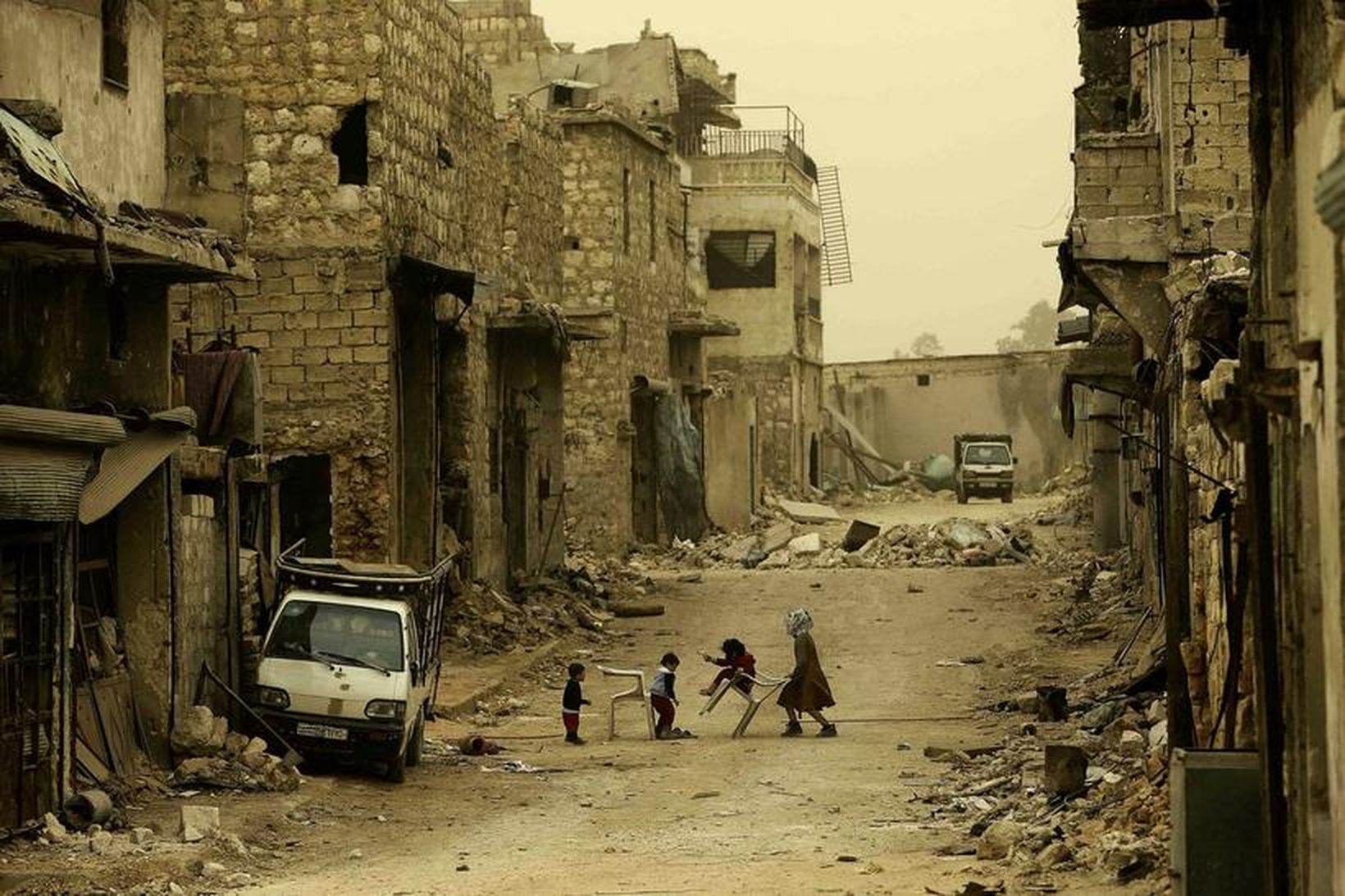 Austurhluti Aleppo er í rúst. Þar býr þó enn fólk. …