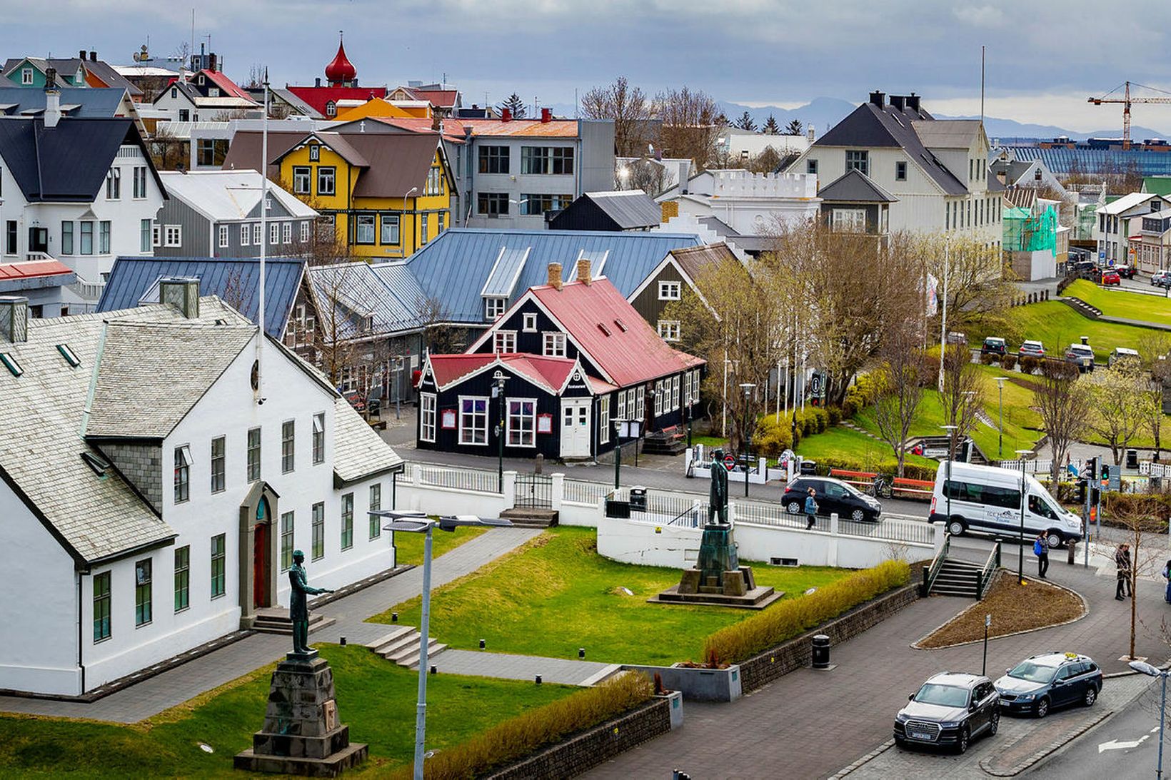 Úrskurðarnefnd um upplýsingamál heyrir undir forsætisráðherra en skrifstofa hans er …