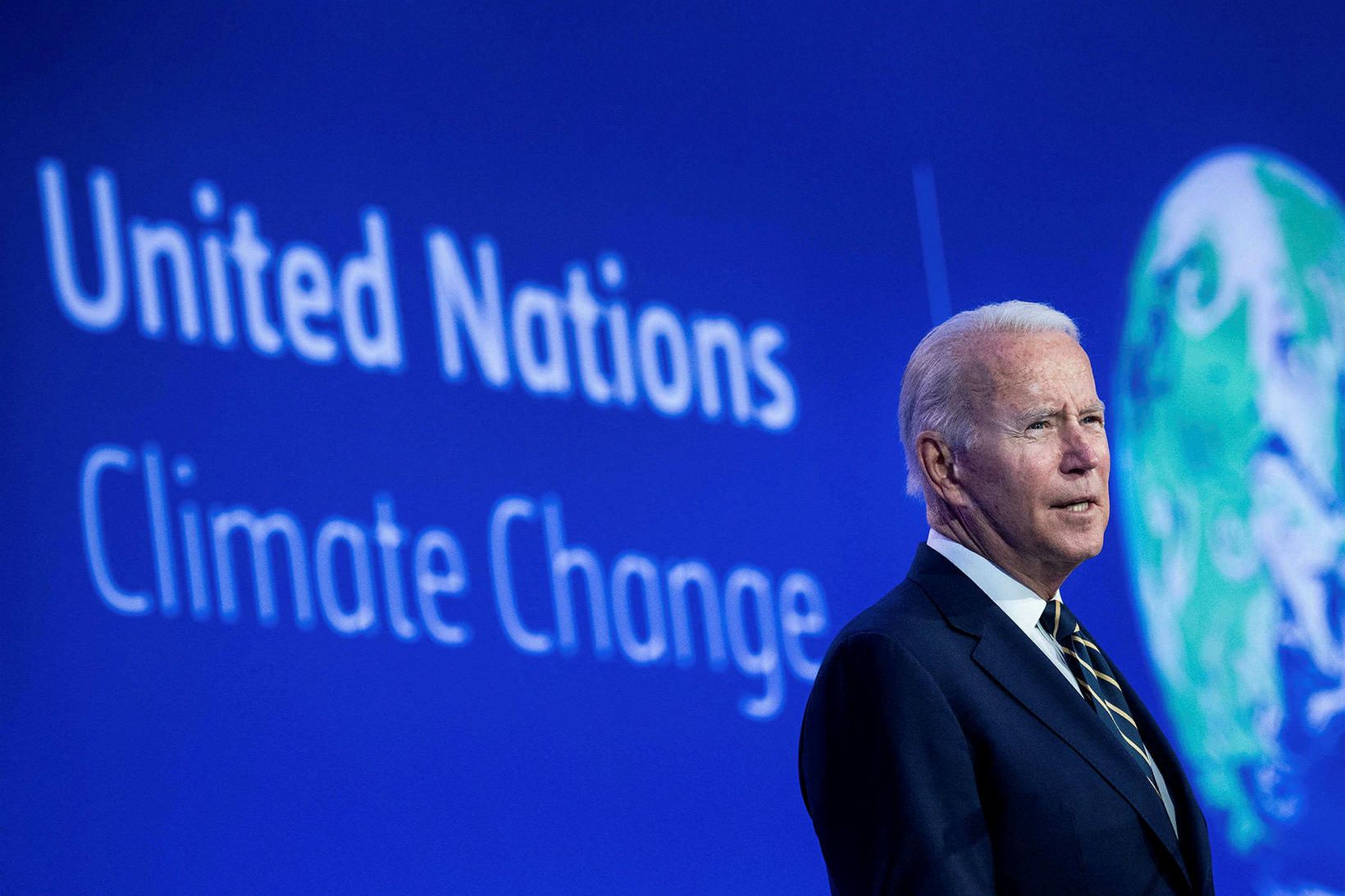 Joe Biden Bandaríkjaforseti á sviðinu í Glasgow í dag.