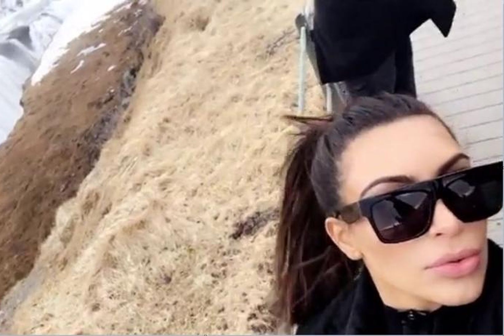 Kim Kardashian tók Snapchat við Gullfoss.