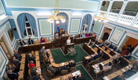 Hver sáttahöndin upp á móti annarri