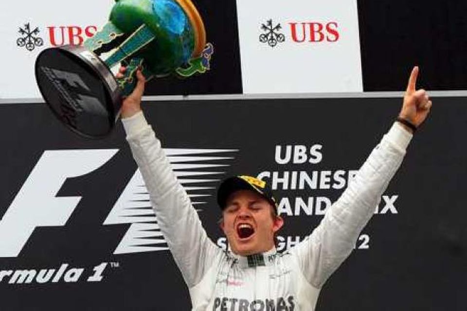 Rosberg fagnar fyrsta sigri, í 111. móti ferilsins.