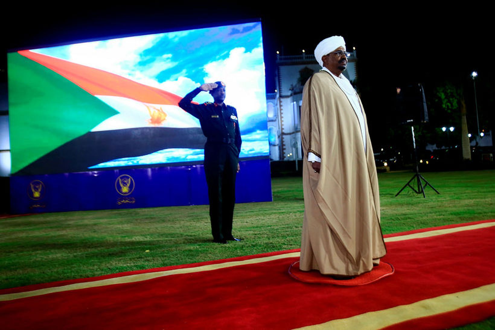 Omar al-Bashir lýsti yfir neyðarástandinu í beinni sjónvarpsútsendingu.