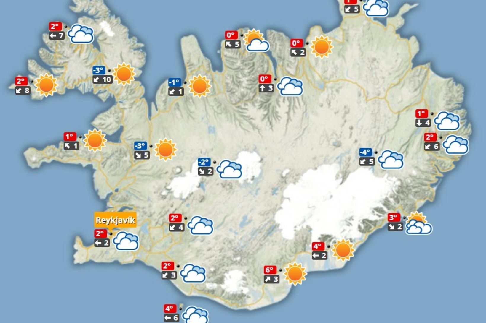 Spákortið á hádegi í dag.