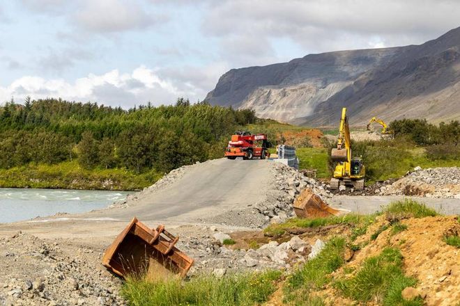 Construction is in full swing on the new bridge over the Ölfusá River.