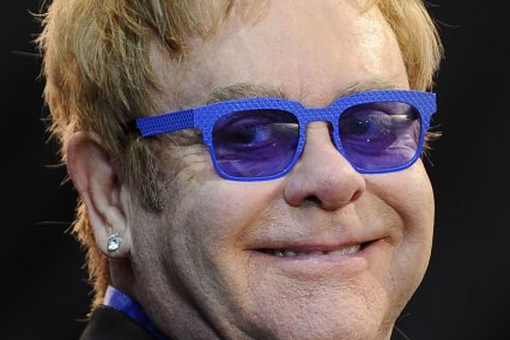 Tónlistamaðurinn Elton John er ekki í neinu sambandi við aldraða …