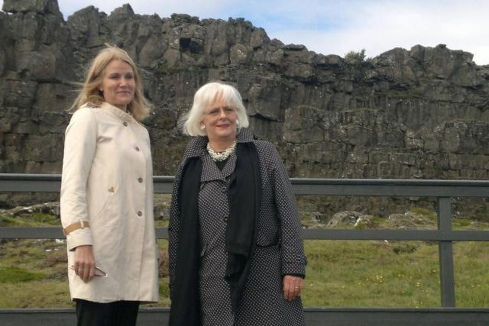 Helle Thorning-Schmidt, forsætisráðherra Danmerkur og Jóhanna Sigurðardóttir forsætisráðherra á Þingvöllum.