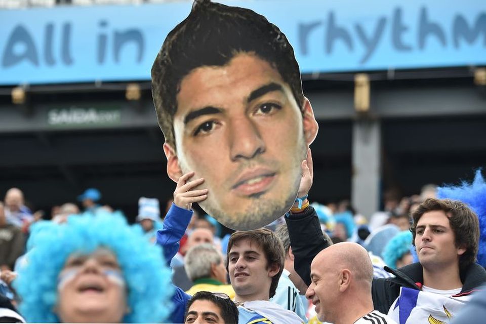 Stuðningsmenn Úrúgvæ fögnuðu því að Luis Suárez var kominn í byrjunarliðið gegn Englandi 19. júní.