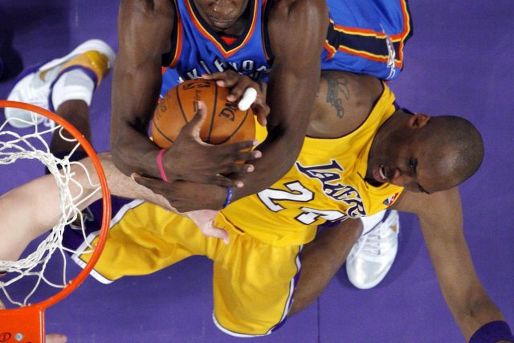 Jeff Green hjá Oklahoma og Kobe Bryant hjá Lakers berjast …
