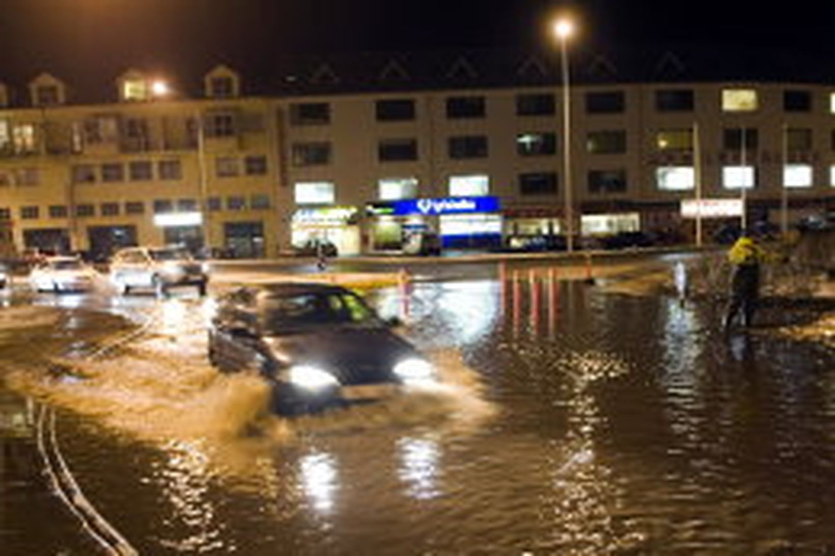 Eins og sjá má flæddi talsverður sjór yfir götuna í …