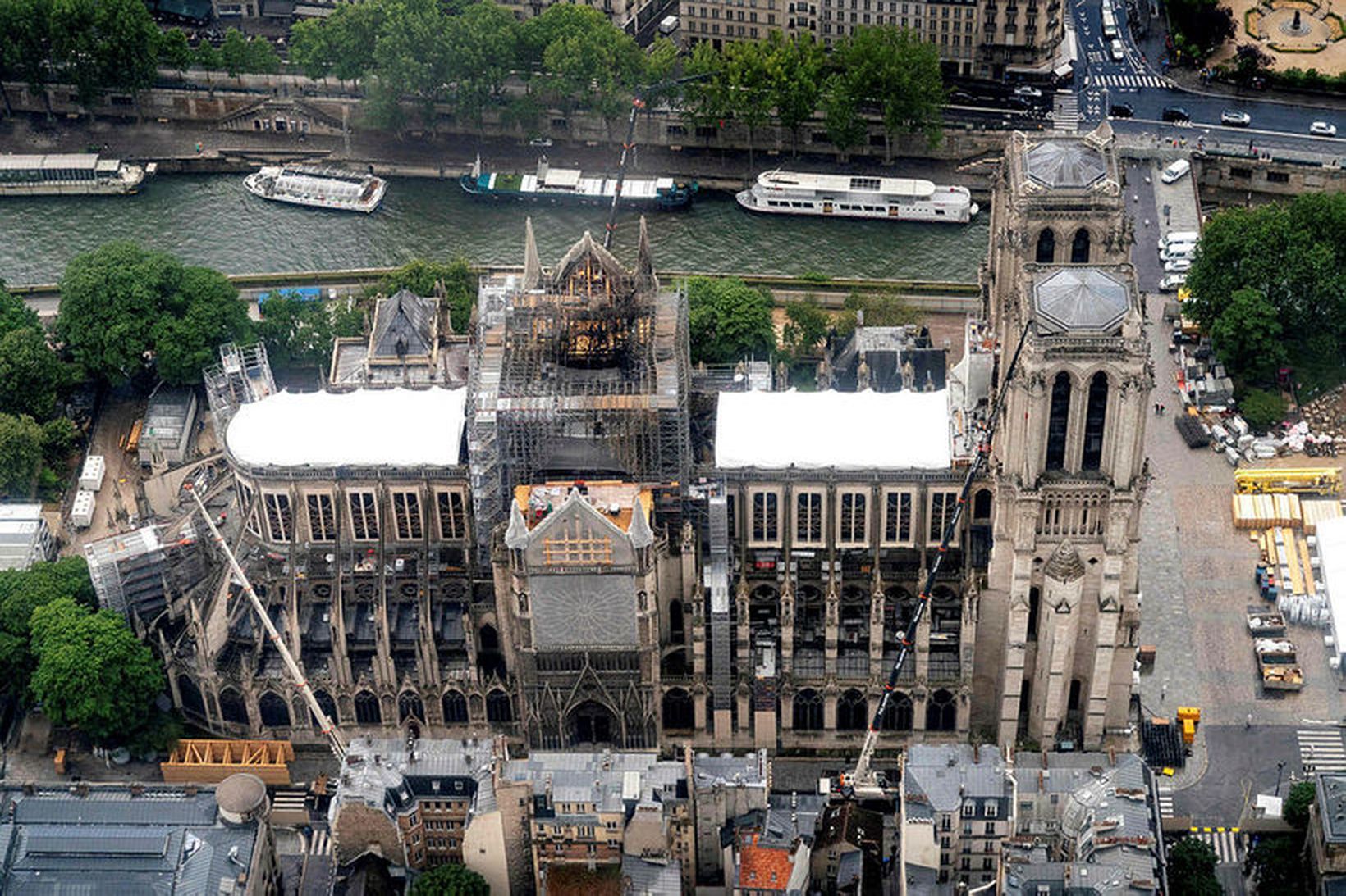 Loftmynd tekin af Notre-Dame dómkirkjunni í gær.