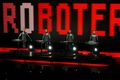 Vélmenni Kraftwerk á sviði, eða öllu heldur, vélmenni sveitarinnar.