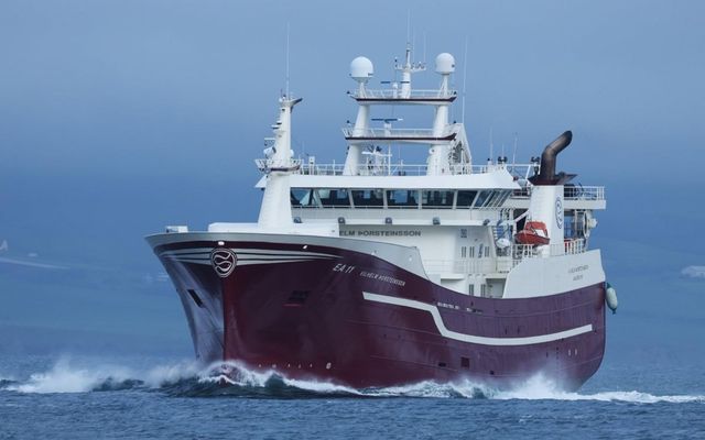 Vertíðin er hafin. Uppsjávarskip Samherja, Vilhelm Þorsteinsson EA 11, siglir hér út Eyjafjörð á makrílveiðar.