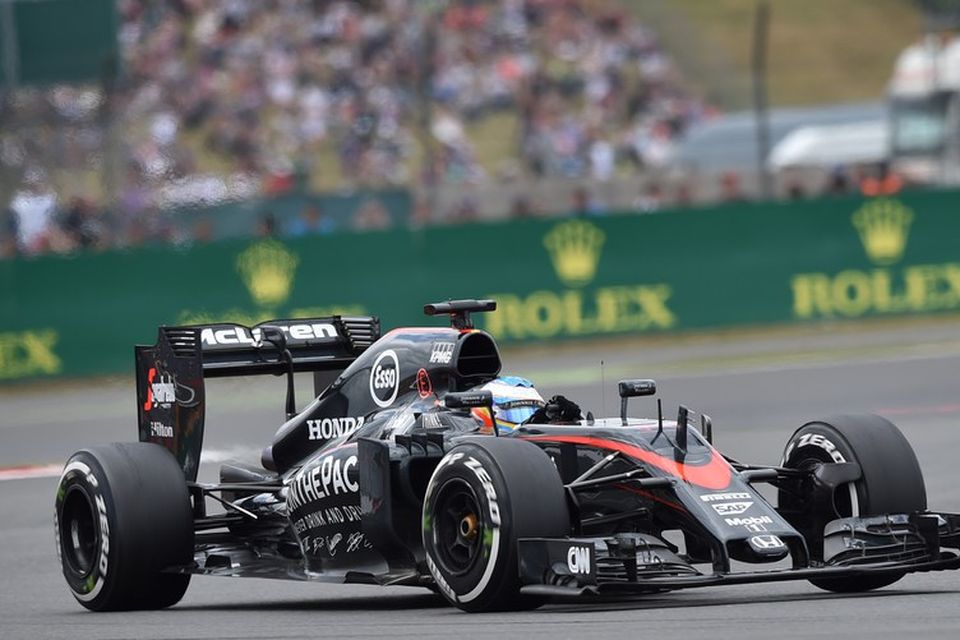 Fernando Alonso á leið til sinna fyrstu stiga í ár á McLarenbílnum í Sivlerstone.