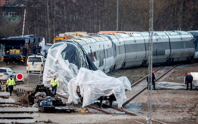 Átta létust er lestin fór út af sporinu og er rannsóknarnefnd samgönguslysa í Danmörku nú …