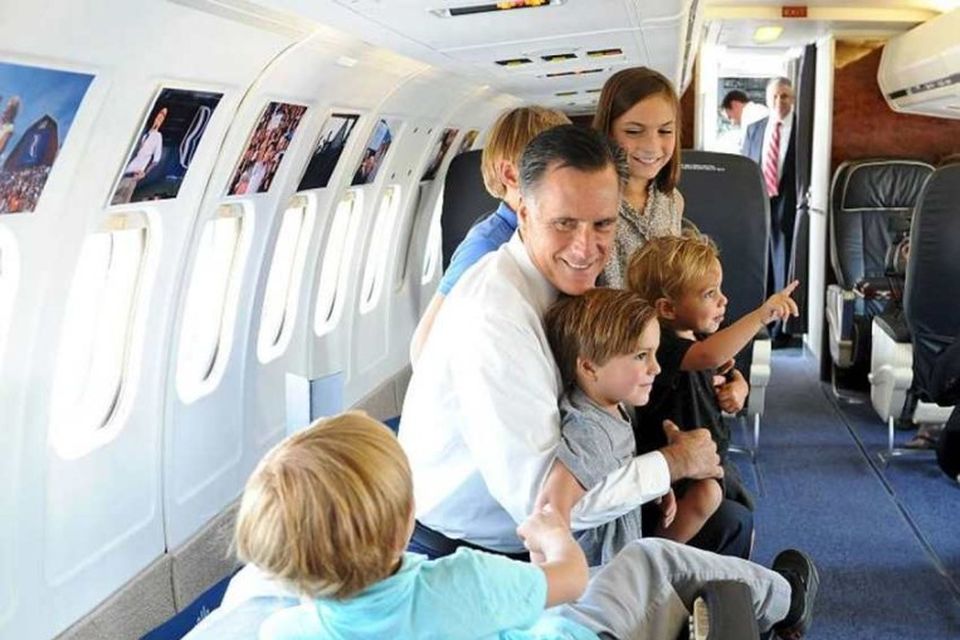 Mitt Romney leikur við fimm börn sonar síns Josh um borð í flugvél sinni. Ein …