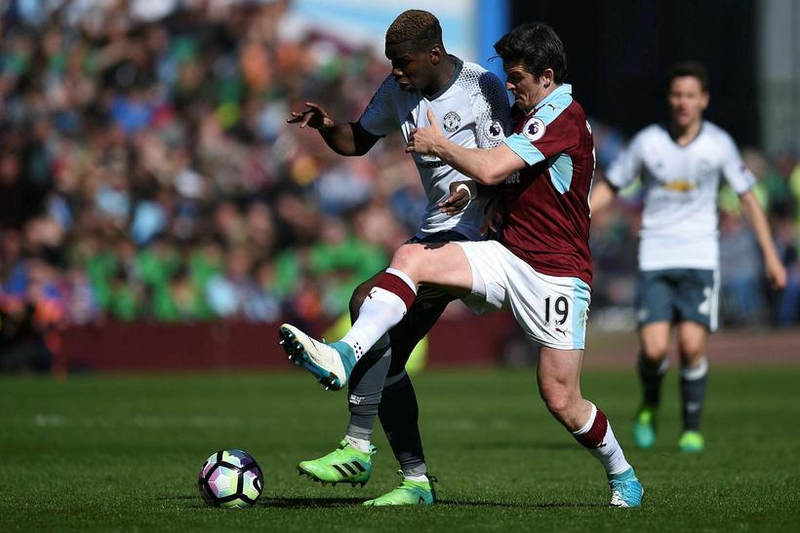 Joey Barton í baráttu við Paul Pogba.