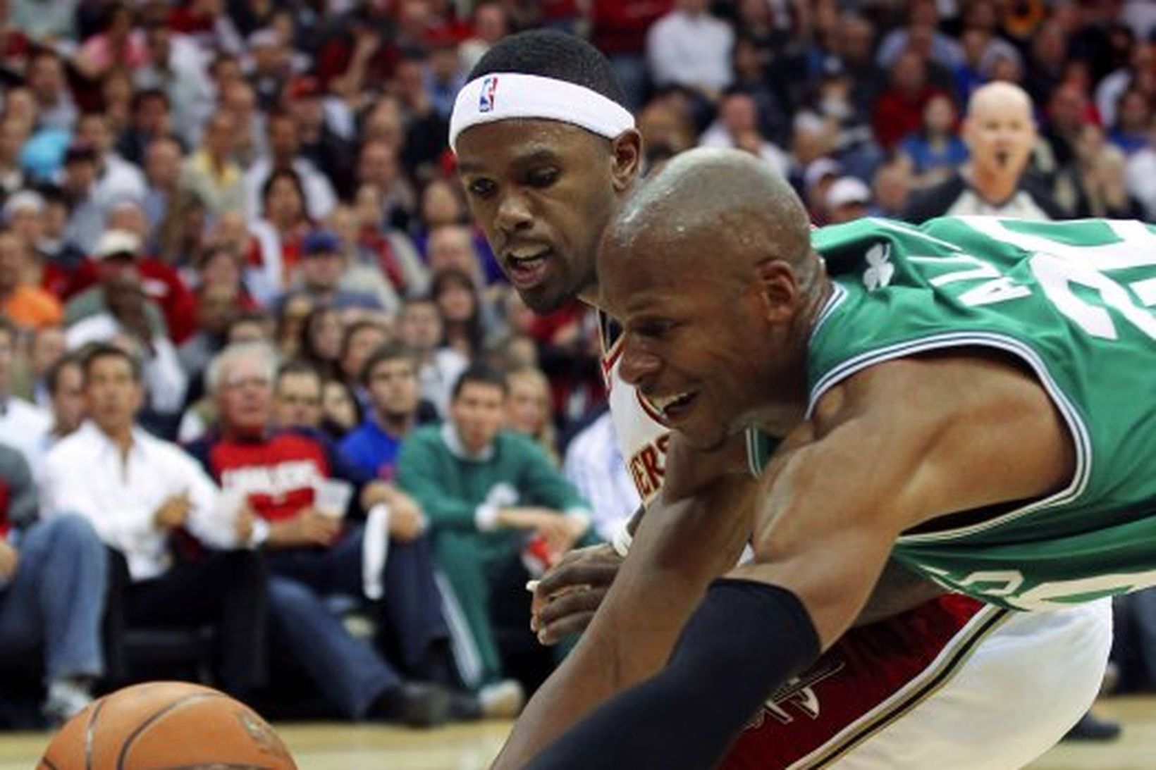 Daniel Gibson hjá Cleveland og Ray Allen hjá Boston teygja …