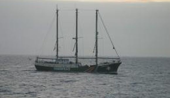 Rainbow Warrior komið inn í Faxaflóa