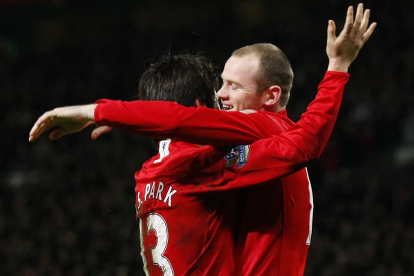 Park Ji-sung og Wayne Rooney fagna markinu sem Rooney skoraði …