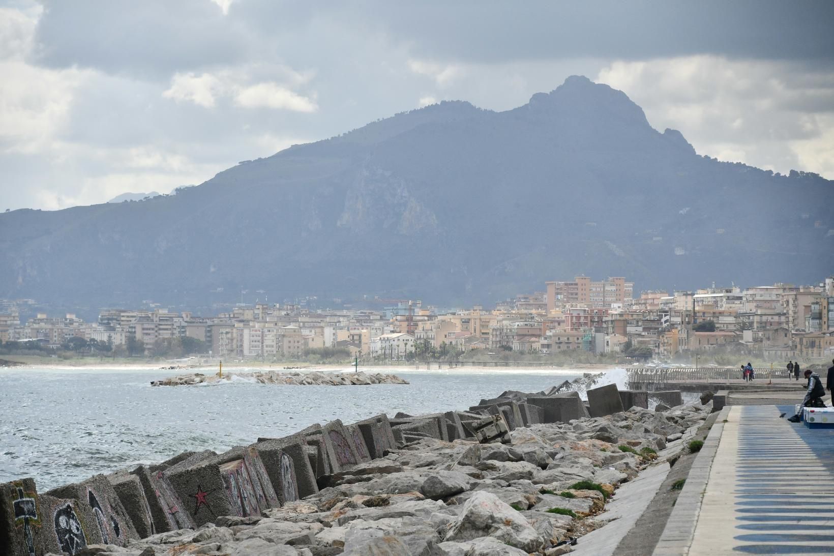 Maður lést í borginni Cefalu sem er austan við Palermo.