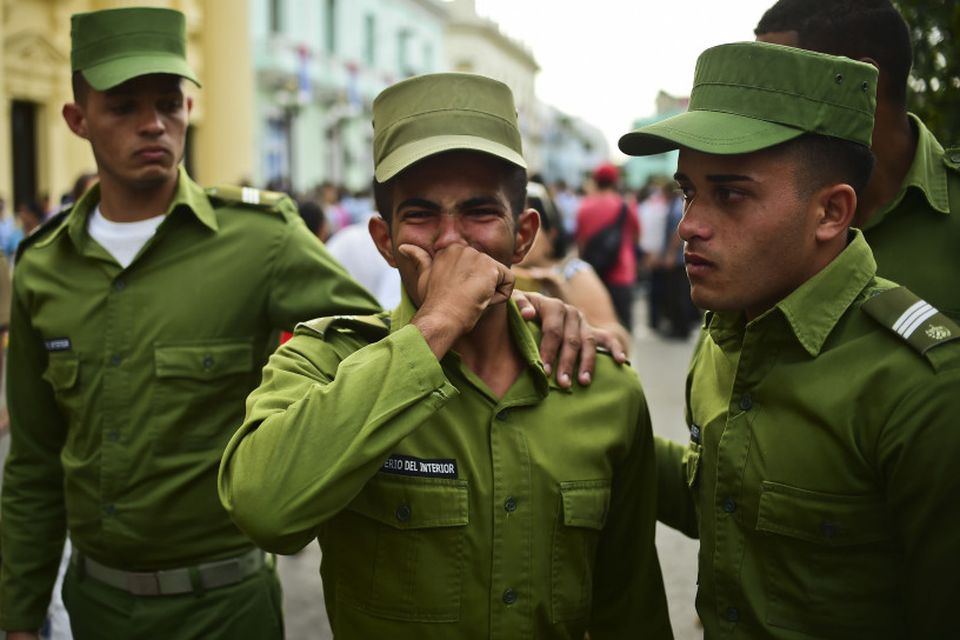 Hermenn á Kúbu bregðast við fréttum af andláti Fidels Castro, fyrrverandi leiðtoga landsins. Hann lést …