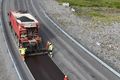 Tálknafjörður Starfsmenn Arnardals sf. sinntu vegaframkvæmdum í sumarblíðunni á Vestfjörðum í gær. Arnardalur er fjölskyldufyrirtæki.