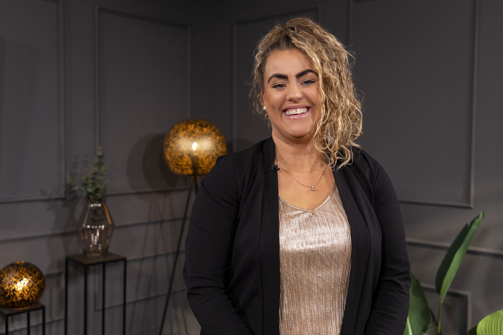 Miðlar skila­boðum á milli hins jarðneska lífs og hand­an­heima