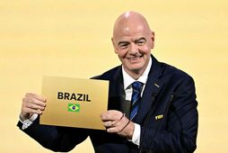 Forseti FIFA, Gianni Infantino, tilkynnir gestgjafana.