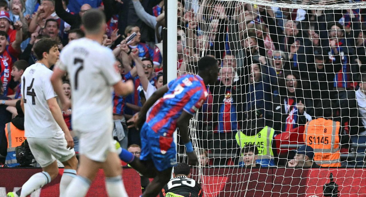 Ismaila Sarr skorar í dag.