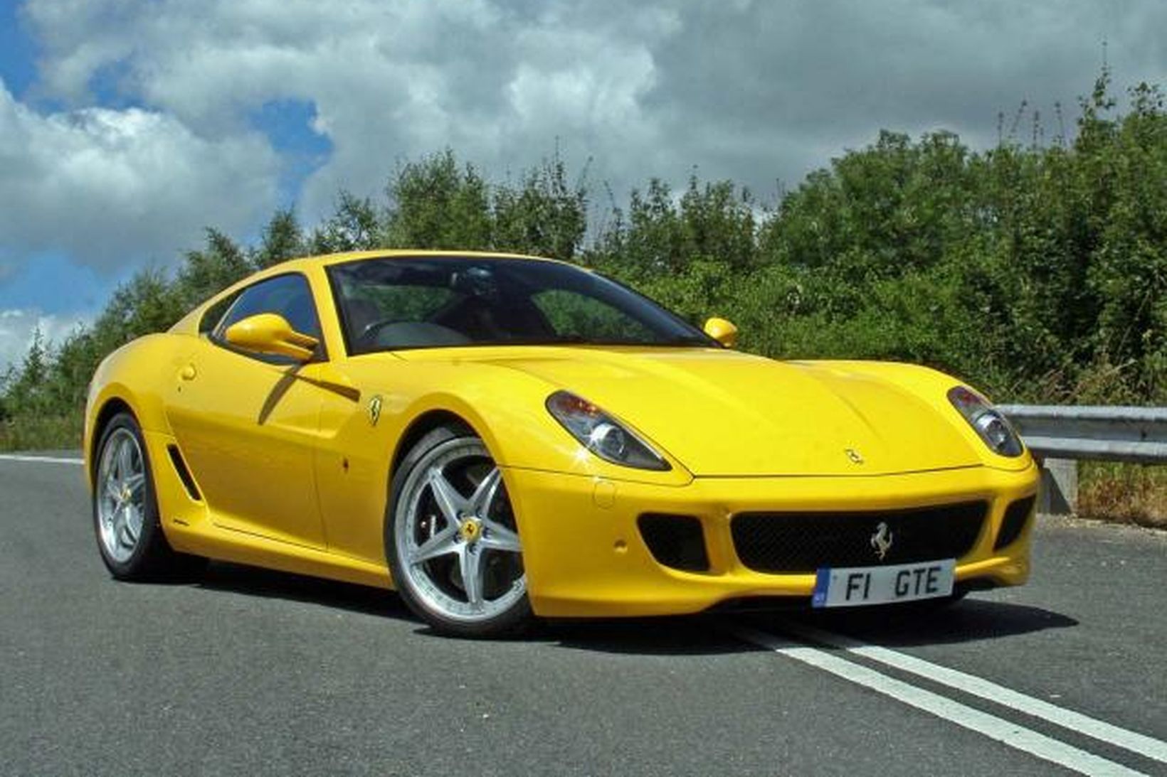 Bifreiðin, gulur Ferrari 599 GTB Fiorano, sem er svipaður þessum …