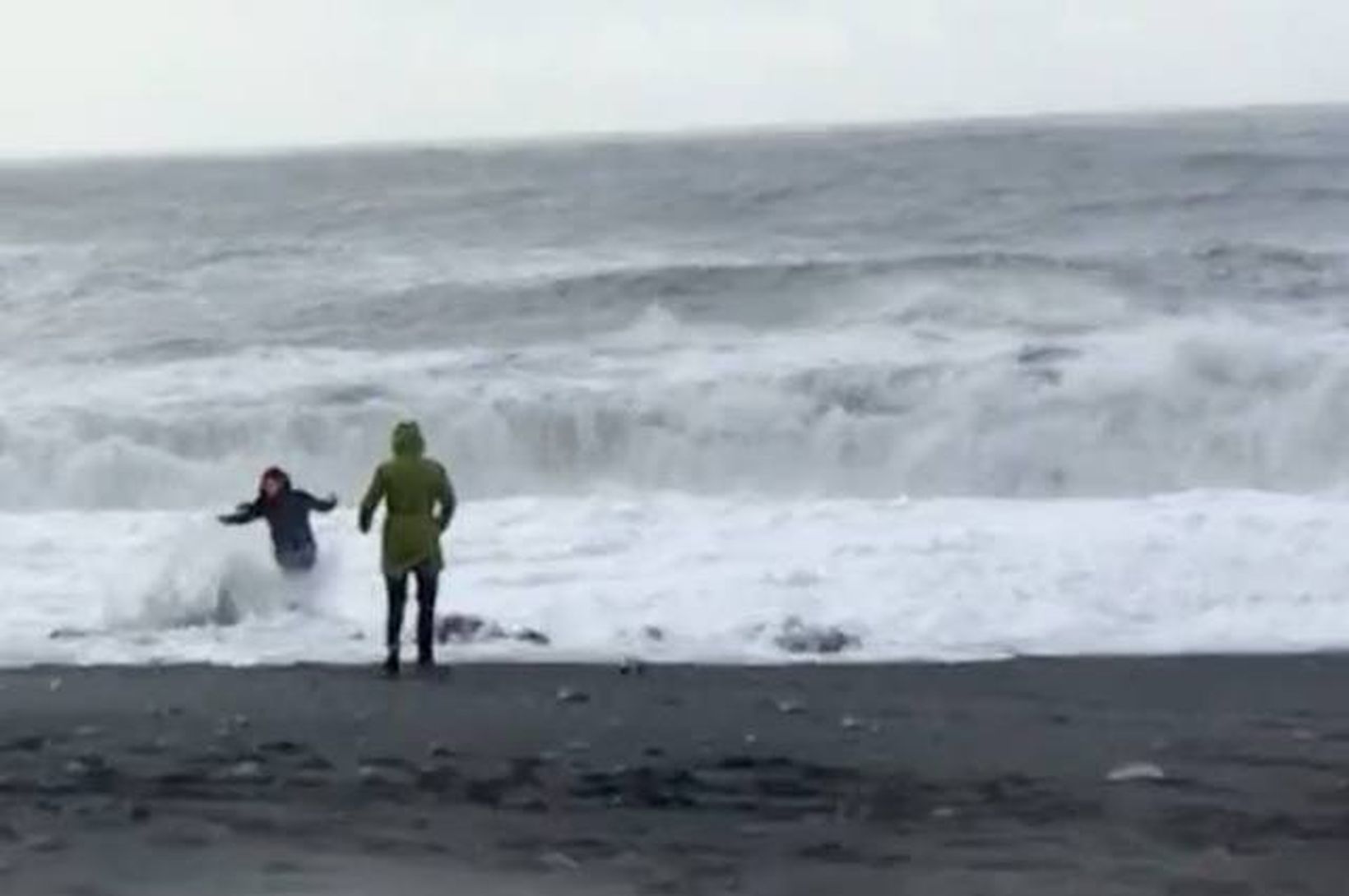 Togaði ferðamann upp úr fjörunni