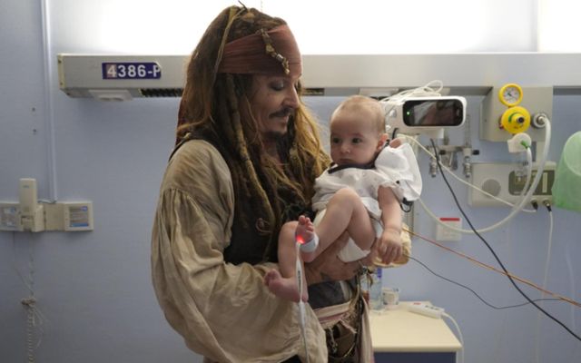 Johnny Depp mætti í líki Jack Sparrow á spítala á dögunum.