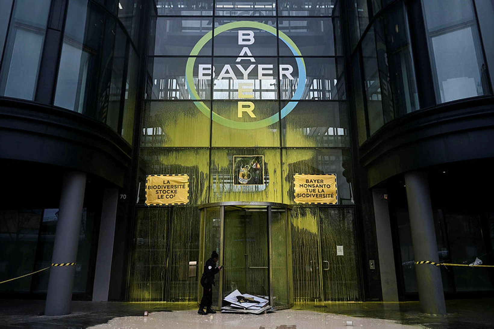Skemmdarverk voru unnin á skrifstofum Bayer í París á dögunum …