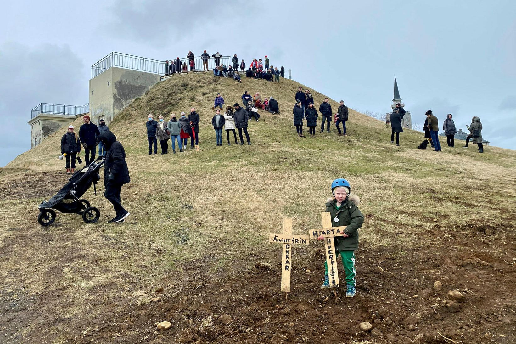 Vatnshóllinn. Íbúar úr hverfinu tóku sér stöðu á hólnum um …