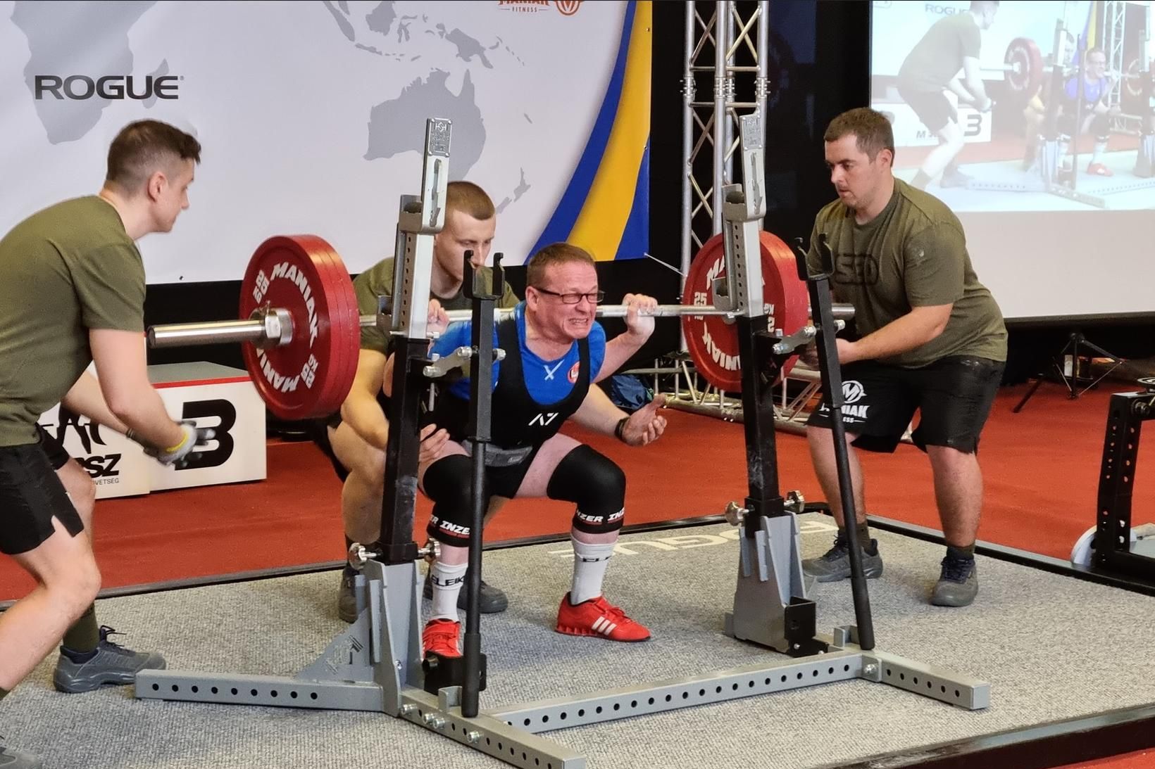 Hörður í hnébeygjunni í dag þar sem 170 kg fóru …